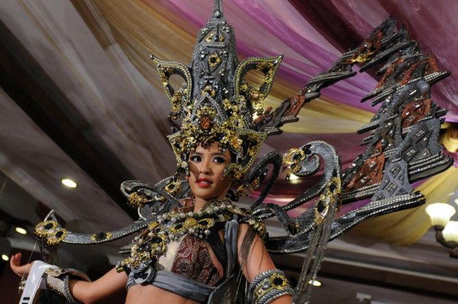 Selangkah Lagi, Elvira Menang Kostum Terbaik Miss Universe