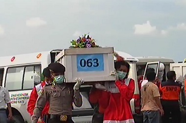 Enam Jenazah Korban AirAsia Diterbangkan ke Sidoarjo Sore Ini