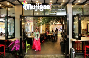 Di Tiongkok, Ada Restoran Gratiskan 50 Pengunjung Rupawan