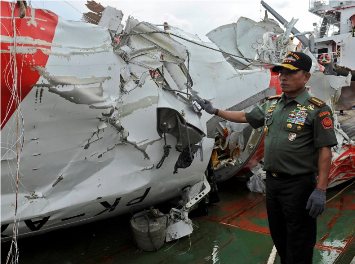 Tim Penyelam Berupaya Angkat Badan AirAsia QZ8501 Lagi
