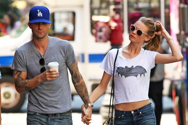 Adam Levine Terpaksa Tunda Keinginan Menggendong Anak