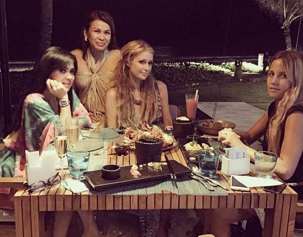 Syahrini Makan Malam dengan Paris Hilton di Bali