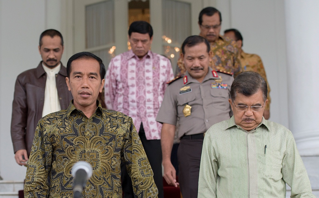 Presiden Joko Widodo (kedua kiri) didampingi Wapres Jusuf Kalla (kanan)  berjalan menuju lokasi keterangan pers terkait kasus hukum Wakil Ketua KPK Bambang Widjojanto di Istana Bogor, Jawa Barat, Jumat (23/1/2015). ANT/Widodo S Jusuf