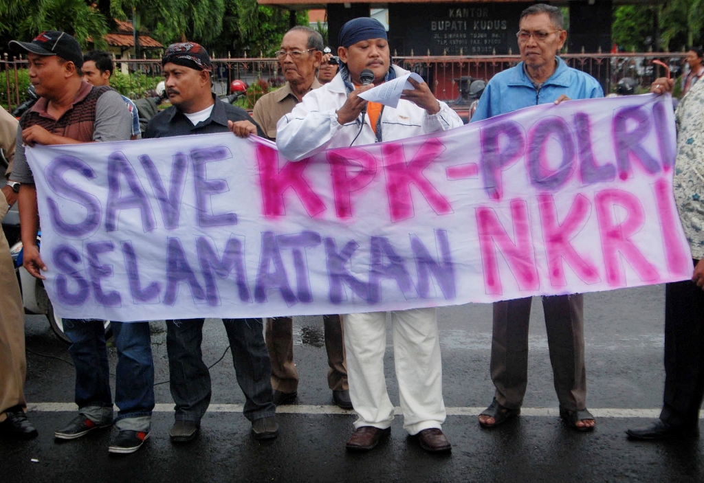  Sejumlah aktivis yang tergabung dalam Aliansi Masyarakat Kudus Peduli KPK dan Polri melakukan aksi keprihatinan di Alun-alun Kudus, Jawa Tengah, Senin (26/1/2015)--Antara/Andreas Fitri Atmoko