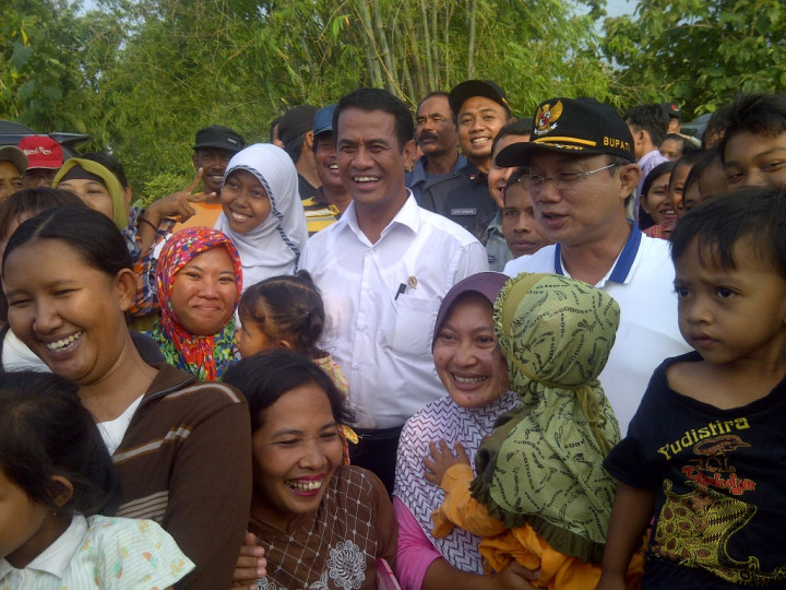 Tinjau Bendungan Budengan, Mentan Laris Diajak <i>Selfie</i> Warga 