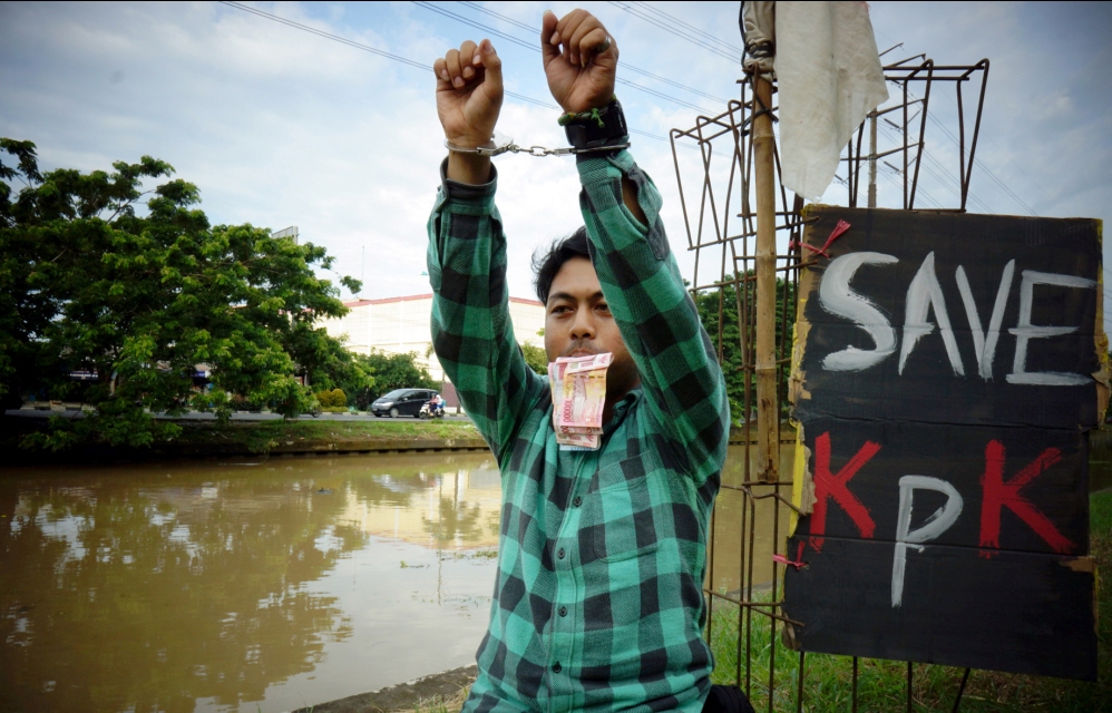 Aksi teatrikal di tepi Kalimalang--Antara/SUWANDY