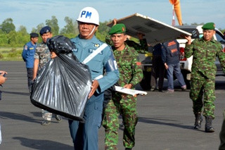 Nelayan Temukan Tas Isi Paspor Penumpang QZ8501 di Majene