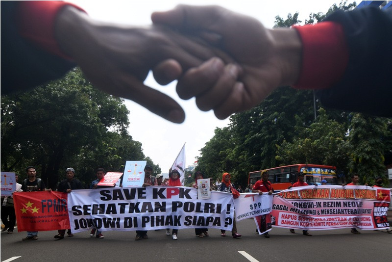 Sejumlah demonstran yang tergabung dalam solidaritas saveKPK berjalan menuju Istana Merdeka, Jakarta, Rabu (28/1). Antara/Zabur