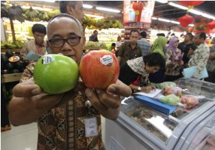 Pedagang Aceh Buang Apel Amerika  