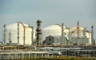 <i>Waduh</i>, 23,5 Kargo LNG Belum Laku Terjual