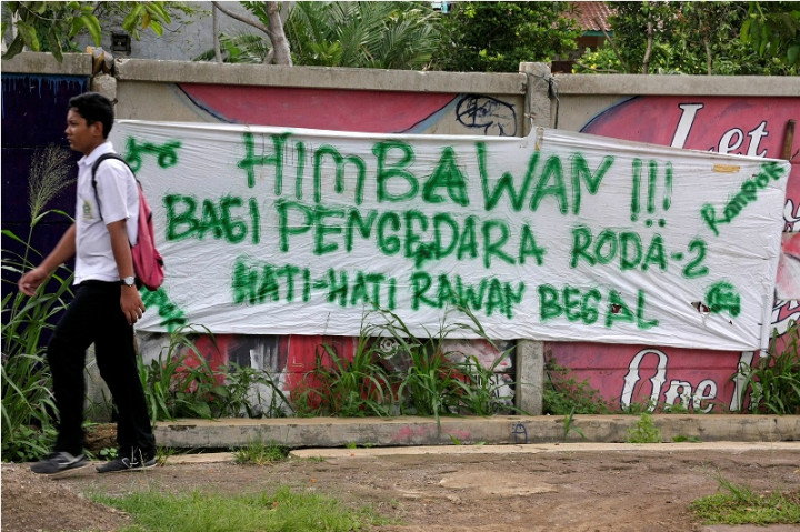 Dua Pria Bawa Senpi Diamuk Warga Depok  