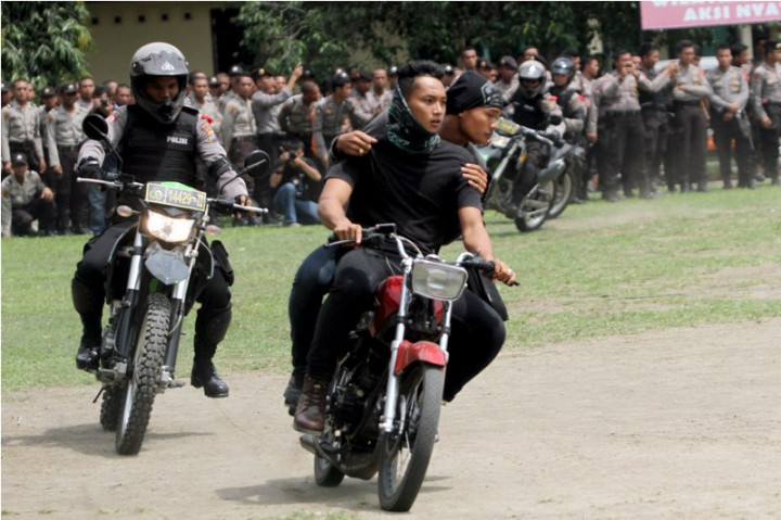 Cerita Polisi & Warga Bahu Membahu Kejar Pria Bersenpi di Depok 