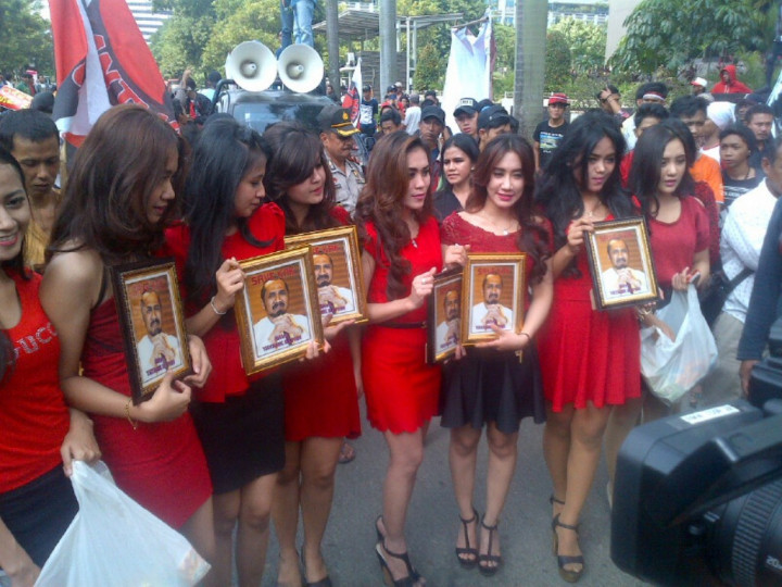 Puluhan Wanita Seksi Kepung Gedung KPK