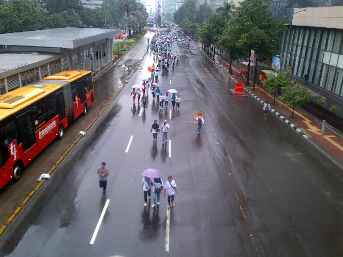 Hujan, Pengunjung CFD Pilih Berteduh