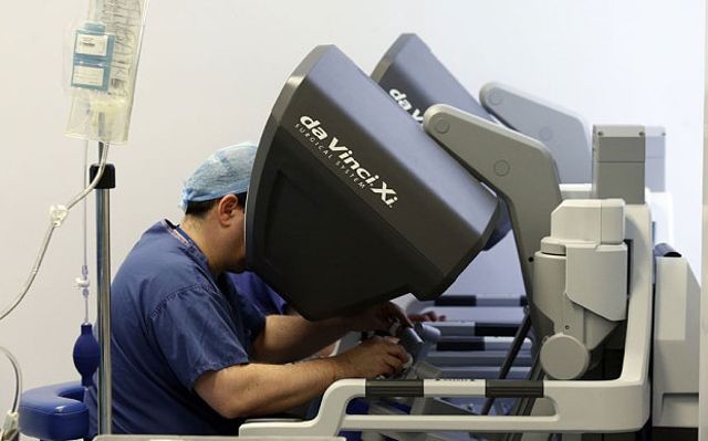 Dokter Inggris Sukses Gunakan Robot untuk Operasi Pasien