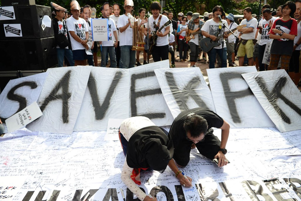 Masyarakat menandatangani spanduk dukungan pada aksi Save KPK yang digelar Koalisi Masyarakat Sipil Cinta KPK untuk Polri Bersih di Jalan Jenderal Sudirman. (Foto: MI/Panca)