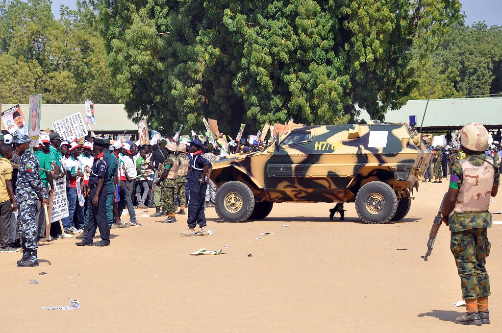 Tentara menjaga kampanye sebuah partai politik di Maiduguri, Nigeria - AFP / TUNJI OMIRIN