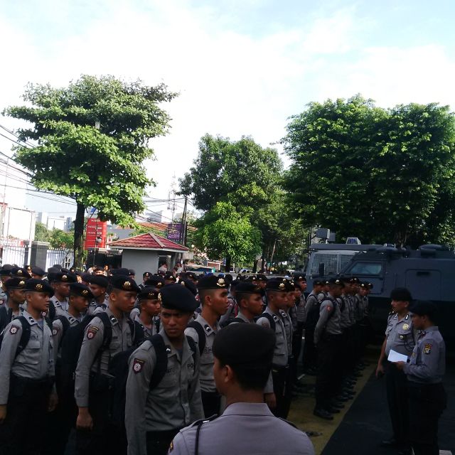 Puluhan polisi disiapkan menjaga sidang perdana praperadilan Komjen Budi di PN Jaksel, Senin (2/2/2015).MTVN/Achmad Zulfikar Fazli