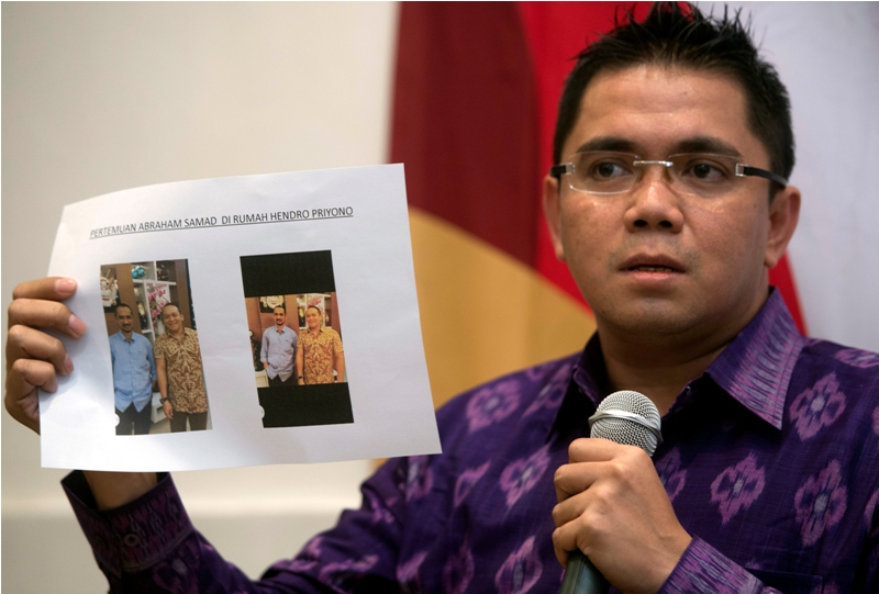 Ketua Badan Bantuan Hukum dan Advokasi PDI Perjuangan Arteria Dahlan menunjukkan bukti ada pertemuan Abraham Samad dengan RHN. Antara/Rosa Pangabean