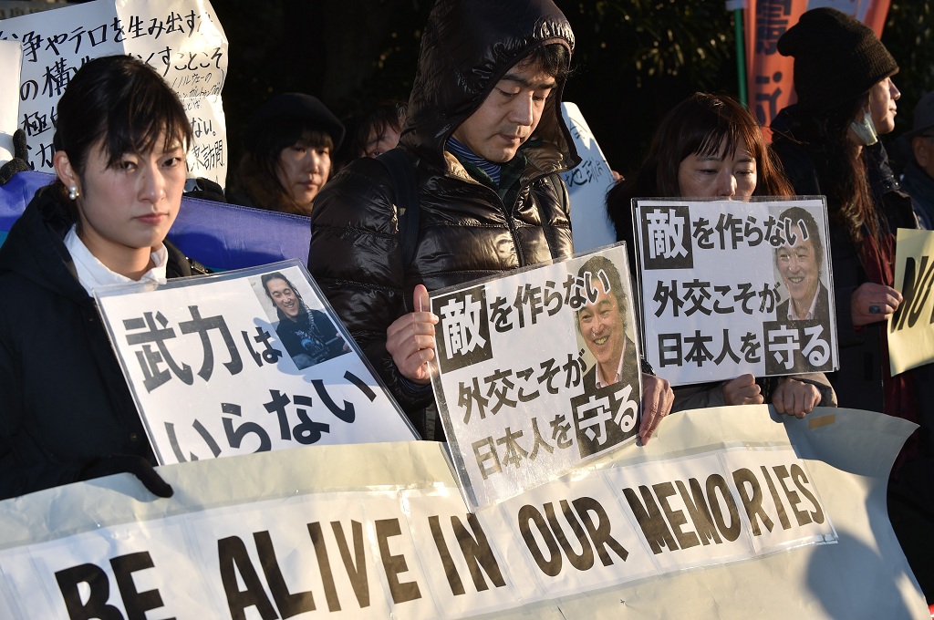 Ratusan warga berunjuk rasa atas kematian jurnalis Kenji Goto di depan rumah PM Jepang Shinzo Abe di Tokyo, Minggu (1/2/2015) - AFP / KAZUHIRO NOGI