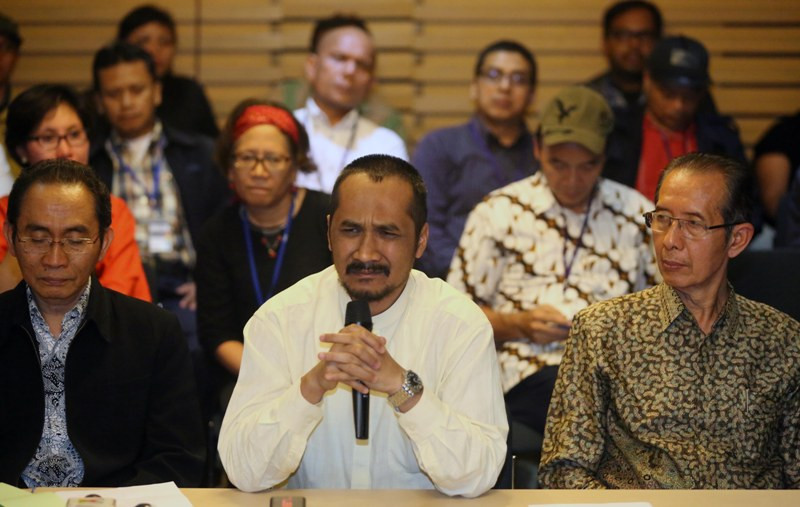 Abraham Samad (tengah) memberikan keterangan didampingi Adnan Pandu Praja (kiri), Zulkarnain, serta tokoh dan elemen masyarakat di KPK, Jakarta, Jumat (23/1/2015). MI/Ramdani