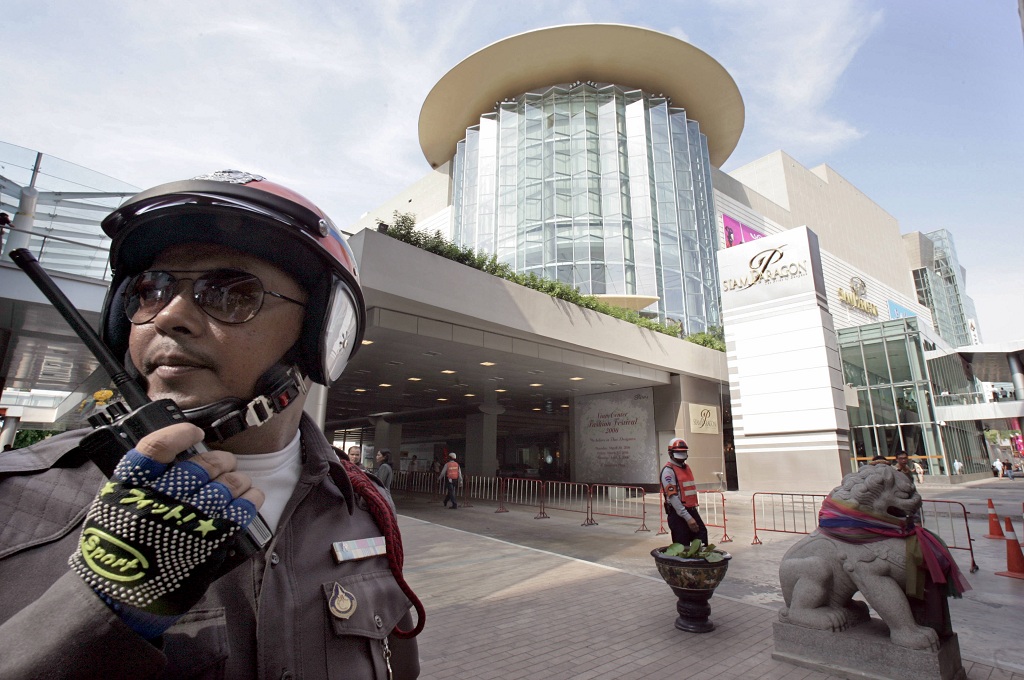 Polisi bersiaga di Siam Paragon, mal terbesar di Bangkok, Thailand - AFP / PORNCHAI KITTIWONGSAKUL