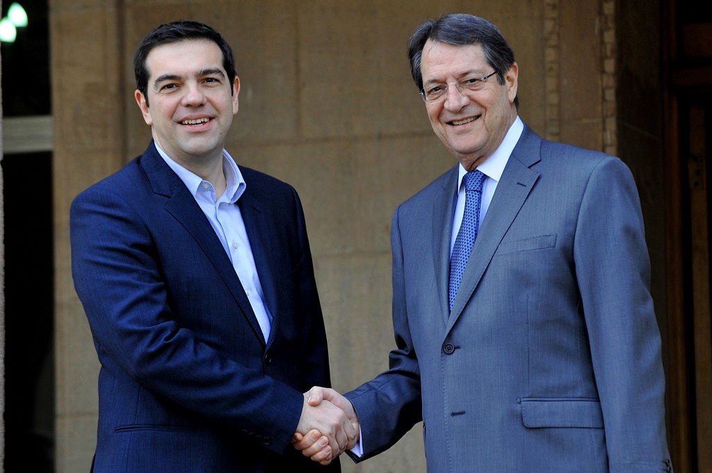 PM Yunani Alexis Tsipras (kiri) bersama Presiden Siprus Nicos Anastasiades di Nicosia - AFP / MARIA CHRISTODOULOU  