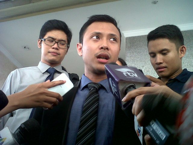 Haris Septiansyah, kuasa hukum Feriyani, menjawab pertanyaan wartawan di Mabes Polri, Senin (2/2/2015).MTVN/Meilikhah
