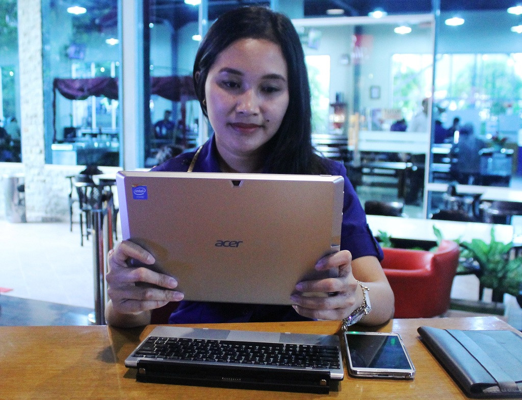 Pilihan Warna Acer One 10