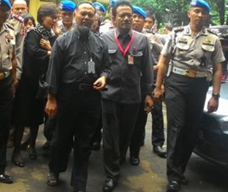 Wakil Ketua KPK Bambang Widjojanto saat tiba di Bareskrim Polri, Selasa (3/2/2015)--Metrotvnews.com/Meilikhah 