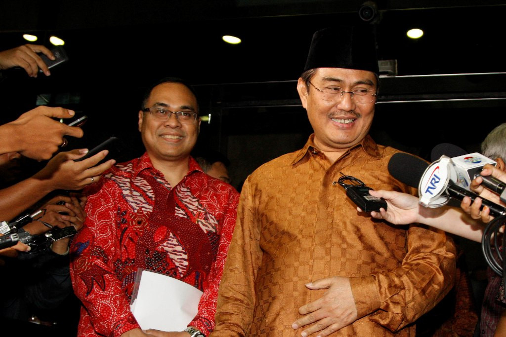 Anggota Tim konsultatif independen atau Tim 9 bentukan Presiden Joko Widodo, Hikmahanto Juwana (kiri) dan Jimly Asshidiqie--MI/Rommy Pujianto