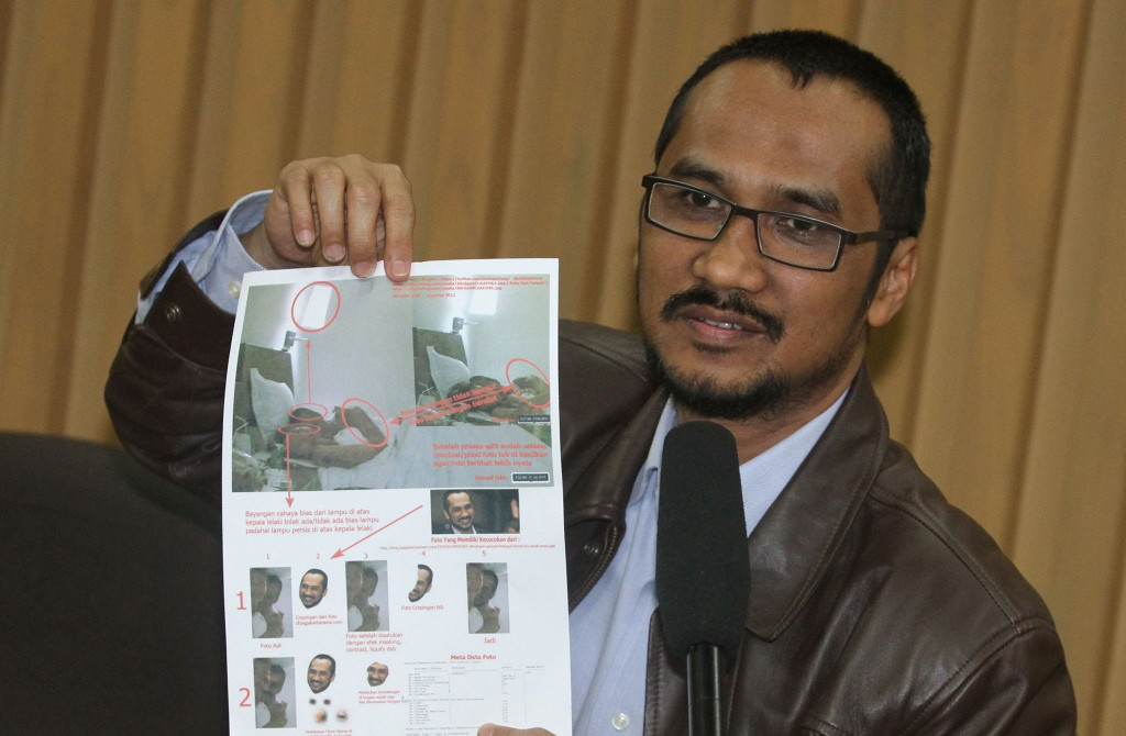 Ketua KPK Abraham Samad mengklarifikasi foto dirinya di ranjang dengan seorang wanita merupakan rekayasa. (foto: Antara)