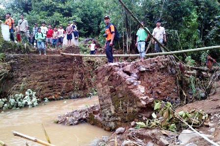 Jembatan Putus, Sejumlah Desa di Aceh Timur Terisolasi