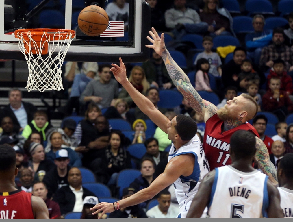 Pemain Wolves, Kevin Martin melakukan lay up. (Foto: AP/Jim Mone)