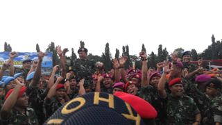 Panglima TNI  Asyik 'Goyang Duma' Bersama Ratusan Prajurit