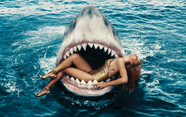 Demi Nama Fesyen, Rihanna Nekat Berenang Bareng Hiu!   
