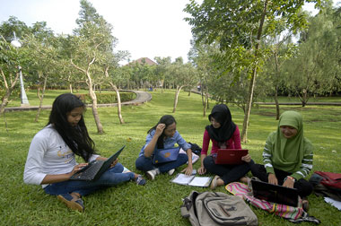 Pro Kontra Wacana Keperawanan Jadi Syarat Kelulusan