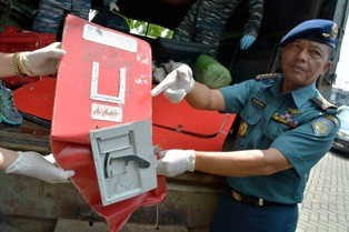 Nelayan Donggala Kembali Temukan Serpihan Sayap AirAsia