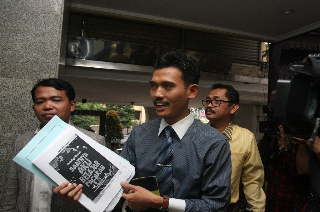 Ketua KPAI Asrorun Naim Sholeh melaporkan penulis buku Saatnya Aku Belajar Pacaran ke Mabes Polri, sumber: Ant/ Reni Esnir