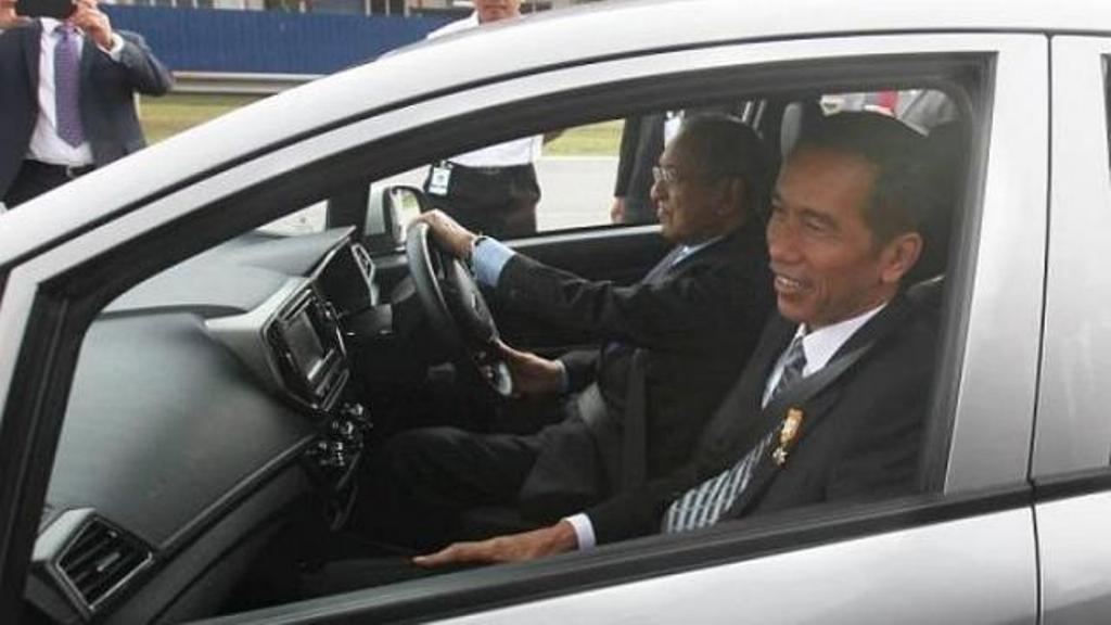Mahathir Muhammad supiri Presiden Joko Widodo (Foto: The Star)