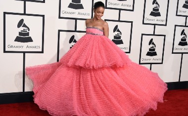 Tengok Lebih Dekat, Gaun Boneka Rihanna di Grammy 