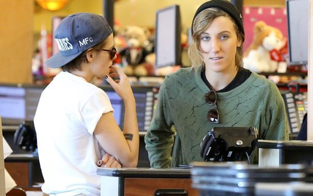 Gandeng Perempuan, Kristen Stewart Kini Lesbian? 