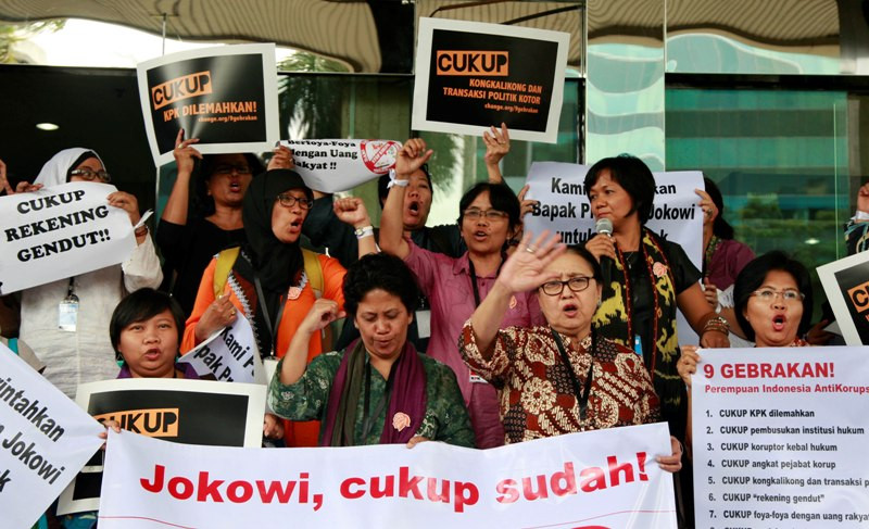  Puluhan aktivis perempuan yang menamakan diri Perempuan Indonesia Antikorupsi berunjuk rasa di Gedung Komisi Pemberantasan Korupsi, Jakarta, Selasa (10/2). (Foto:MI/Rommy)
