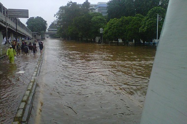 Ketika Warga Ibu Kota Berjalan Terobos Banjir Puluhan Kilometer