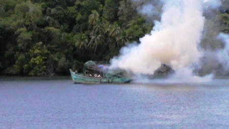 Nekat Curi Ikan, Kapal Vietnam Diledakkan 