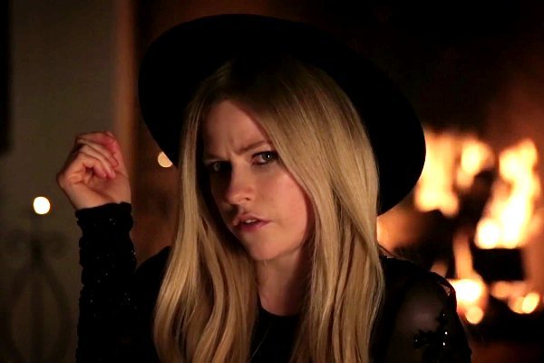 Sembuh dari Sakit, Avril Lavigne Rilis Klip Baru