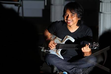 Makna Mendalam Gigi Bagi Dewa Budjana