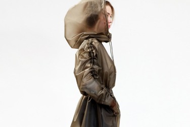 Perjalanan Jas Hujan dari Zaman Batu hingga Abad 20   