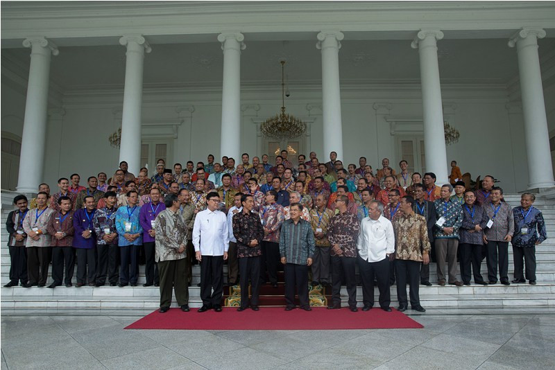 Presiden Joko Widodo berfoto bersama para bupati usai rapat koordinasi di Istana Bogor, Jawa Barat.. (Foto: Antara)
