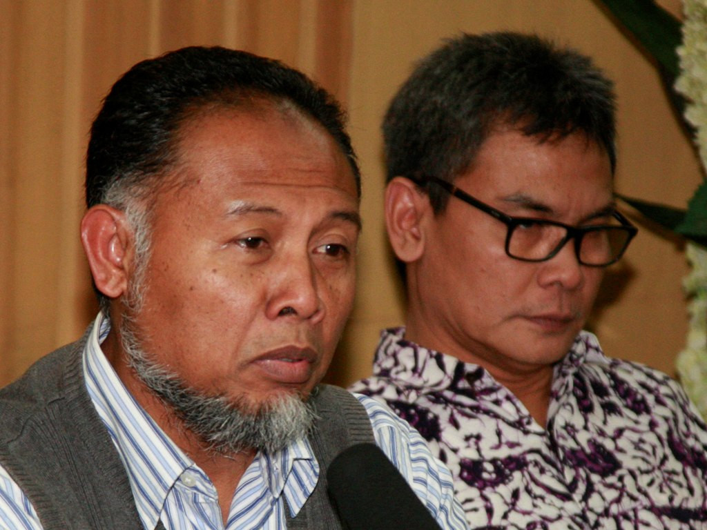 Wakil Ketua Komisi Pemberantasan Korupsi Bambang Widjojanto (kiri) didampingi Deputi Pencegahan KPK Johan Budi menyampaikan pernyataan pers di Gedung KPK, Jakarta, Rabu (11/2) malam. Foto: MI/ROMMY PUJIANTO